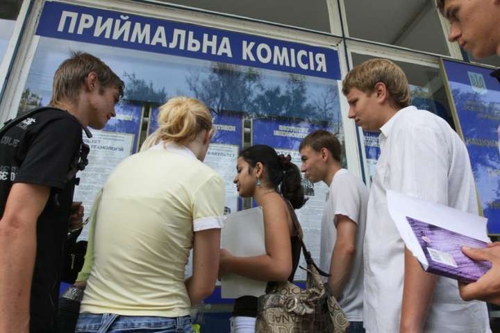 Вступну кампанію в Україні перенесли на місяць 
