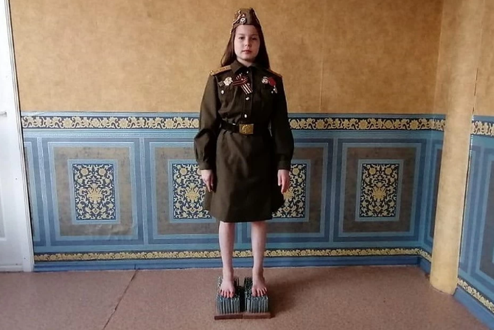 Отблагодарила ветеранов: в России школьница час простояла босиком на гвоздях
