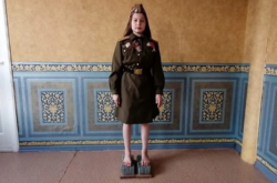 Отблагодарила ветеранов: в России школьница час простояла босиком на гвоздях