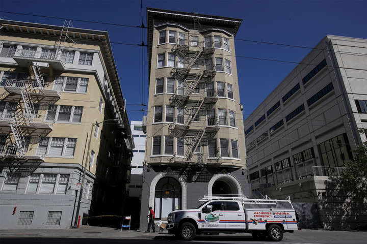 В Сан-Франциско бездомных изолировали в отелях, обеспечив марихуаной и алкоголем