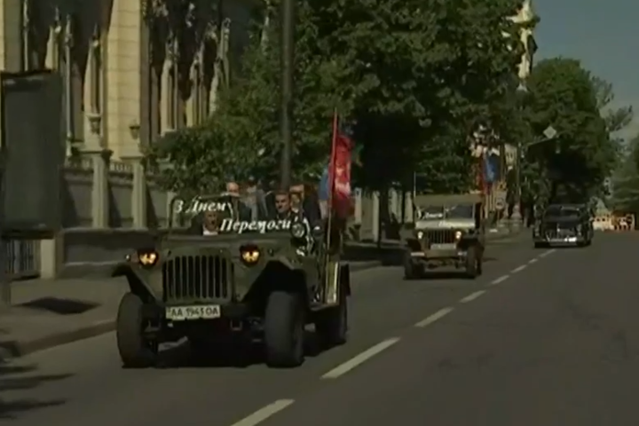 У Київ в’їхала військова колона на чолі з Бойком і Медведчуком (ФОТО)