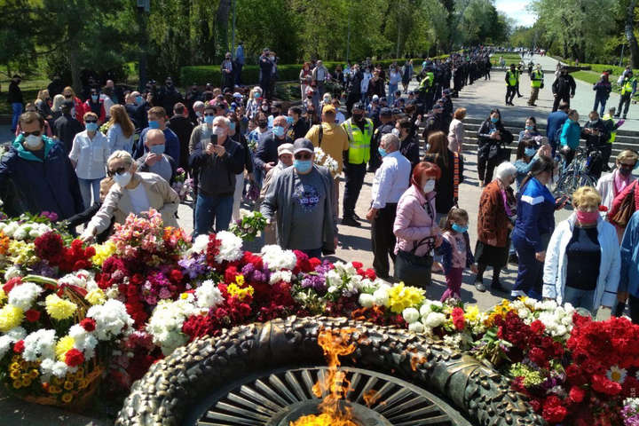 В Одесі на Алеї слави любителі Росії волали про «ввічливих людей», ображали поліцейських і напали на журналістку (відео)