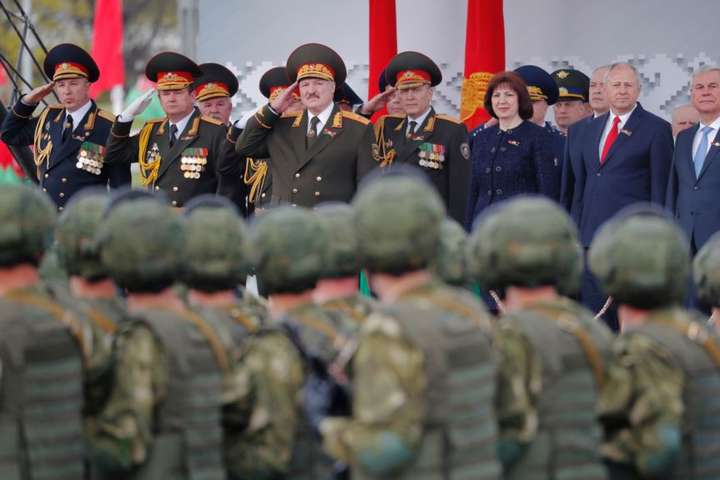 Лукашенко провів у Мінську військовий парад