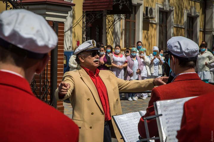 В Одесі муніципальний оркестр виконав військові пісні для лікарів інфекційної лікарні