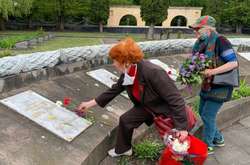 У Львові до військових меморіалів прийшла невелика кількість людей