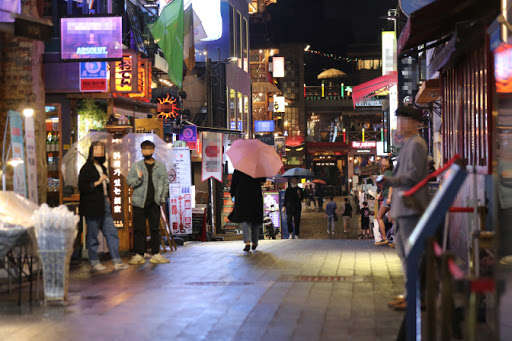 У Сеулі закрили клуби і бари після нового спалаху коронавірусу