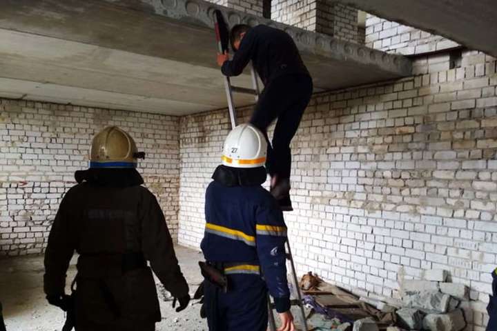 У Павлограді врятували підлітка, що застряг на 11 поверсі недобудови