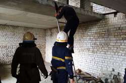 У Павлограді врятували підлітка, що застряг на 11 поверсі недобудови