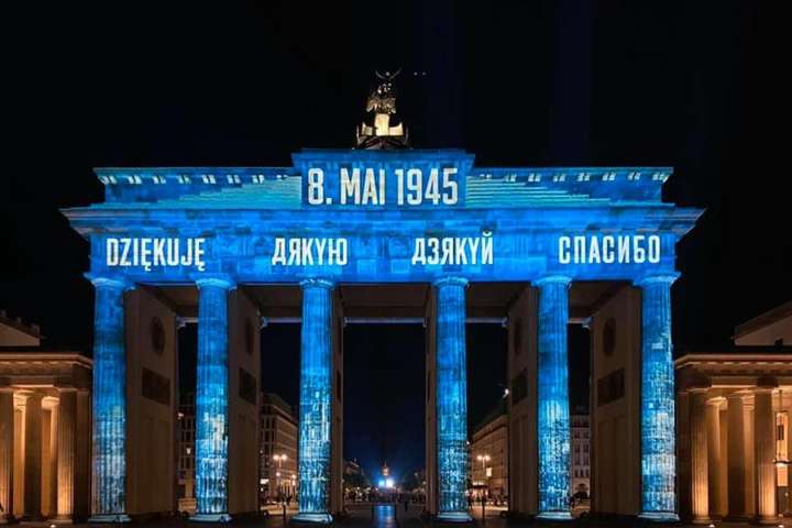 У Берліні на Бранденбурзьких воротах висвітили слово «дякую»: фото