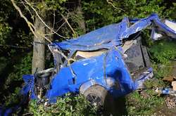  Водій автомобіля не обравши безпечної швидкості, не впорався з керуванням, внаслідок чого автомобіль з’їхав з дороги та зіткнувся з деревом 