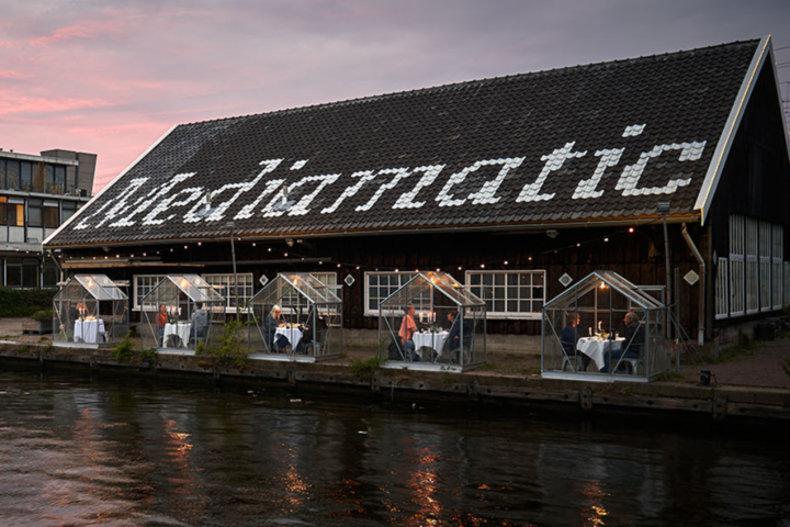 В Амстердамі ресторан знайшов спосіб, як працювати під час карантину і не порушувати його