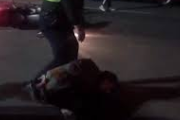 У Києві мотоцикліст зламав ногу патрульному (відео)