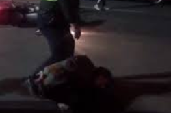 У Києві мотоцикліст зламав ногу патрульному (відео)