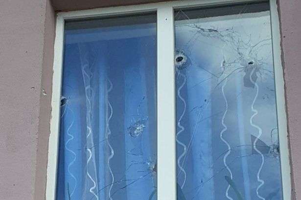 Бойовики з гранатометів обстріляли житлові будинки Трьохізбенки: фото