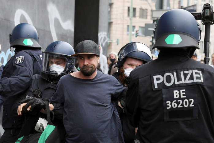 У Німеччині поліція затримала десятки людей, які протестували через карантинні обмеження