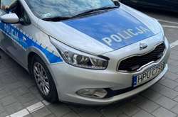 У Польщі 25-річний чоловік напав на двох поліцейських і зламав олному з них ногу