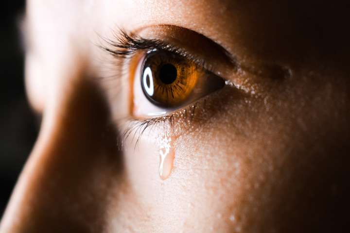 Вчені заявили, що коронавірус може передаватися через сльози