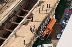  КамАЗ перекинувся на бік і ледь не зачепив автомобілі на стоянці 