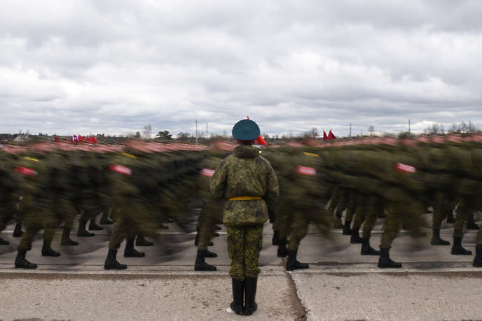 Побєдобєсіє і коронавірус: у РФ Covid-19 підчепили сотні учасників репетиції параду