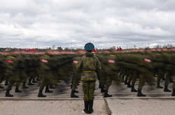 Побєдобєсіє і коронавірус: у РФ Covid-19 підчепили сотні учасників репетиції параду