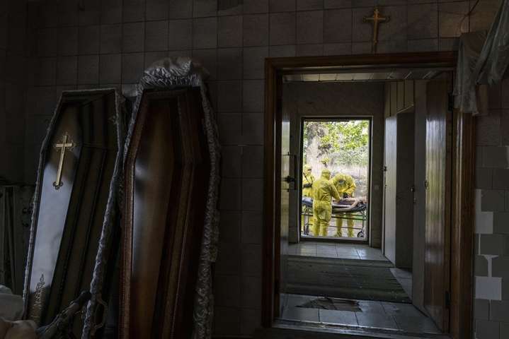 В больнице нет кондиционеров и воды. Мир облетело фото патологоанатома из Тернополя, который вскрывает трупы во дворе