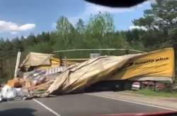 Частина вантажу була розкидана по дорозі