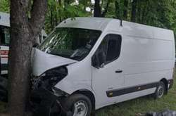  Водій мікроавтобуса Renault здійснив зіткнення з восьми автомобілями, після чого виїхав на зелену зону, де врізався у дерево 
