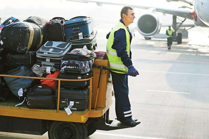 Авіакомпанії вводять людей в оману, коли анонсують польоти після 22 травня, — Мінінфраструктури