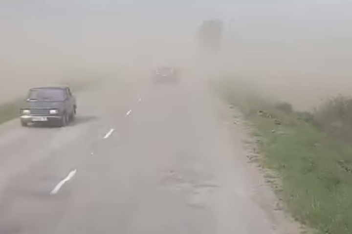 На Івано-Франківщині пронеслася пилова буря (відео)