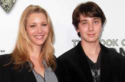 Звезда сериала «Друзья» Лиза Кудроу поделилась редким фото сына