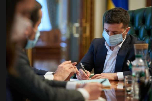 Зеленський обговорив з головами ОДА виплату надбавок лікарям