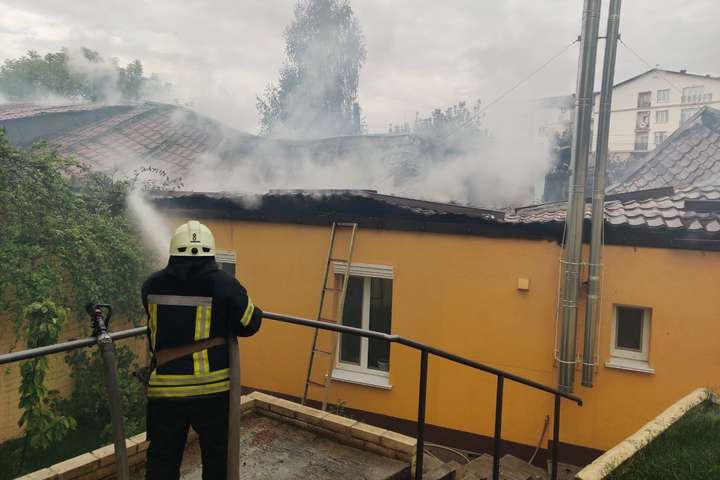 У Києві сталася серйозна пожежа: горів приватний будинок (фото)