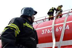 Зараз заблокованих людей евакуюють з дому за допомогою автодрабин