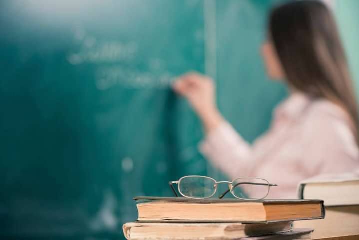 В Минфине предлагают пересмотреть зарплату учителей