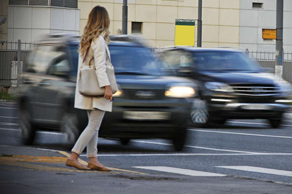 Суд постановил: водитель обязан пропускать пешехода, который переходит на «красный»