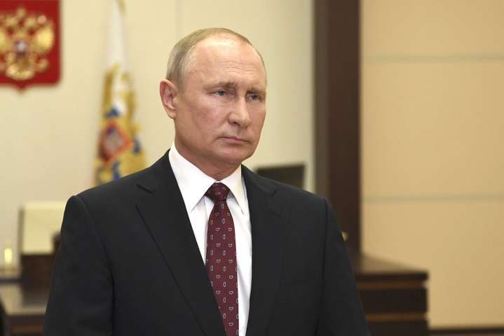 Путин, у которого даже прес-секретарь болен коронавирусом, отказывается носить маску