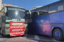 Автоперевізники штурмують Кабмін: поліція посилила охорону в центрі Києва (відео)