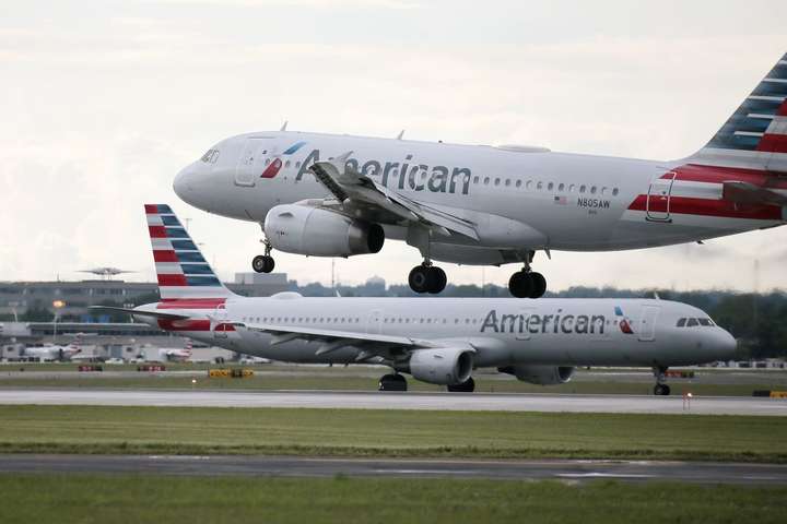 В американських авіакомпаніях заявили, що не змушуватимуть пасажирів носити маски на борту літака