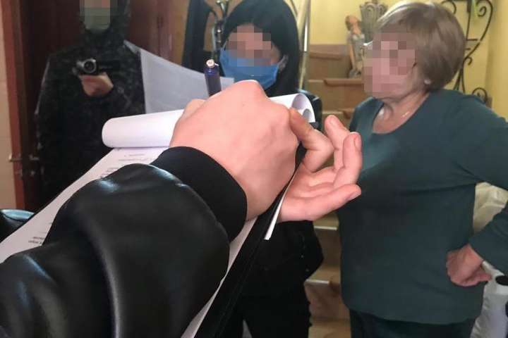 Пенсіонерка з Мукачева продавала дітям наркотики