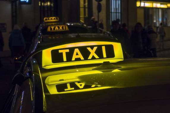 Відтепер таксі може здійснювати висадку пасажирів у межах смуги для маршруток