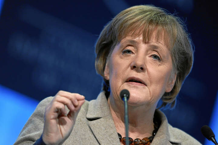Меркель виступила за поліпшення відносин з Росією, незважаючи на крадіжку інформації хакерами