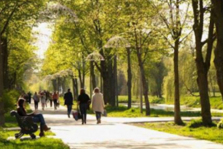 Уряд дозволив українцям гуляти у парках групами до восьми людей