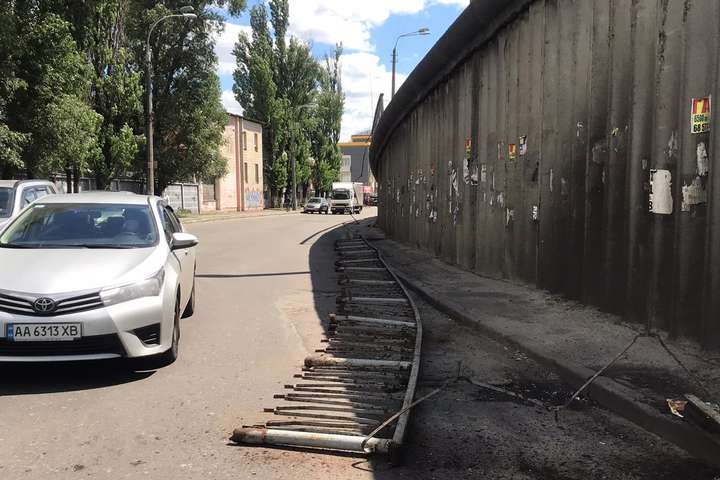 У Києві впала огорожа на «втомленому» мосту (фото, відео)