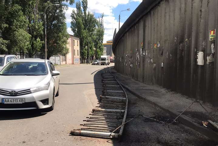 В Киеве «устал» еще один мост: ограждения упали прямо на проезжую часть (фото, видео))