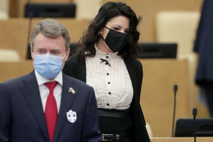 Депутати Держдуми «захищаються» від коронавірусу значками з хрестом, хоча це освіжувачі повітря