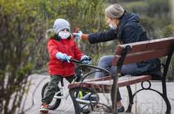 Пока дети из-за карантина остаются дома под присмотром родителей или нянь  