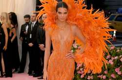 Полуобнаженная Кендалл Дженнер в кровати взбудоражила мужчин откровенной позой (фото)