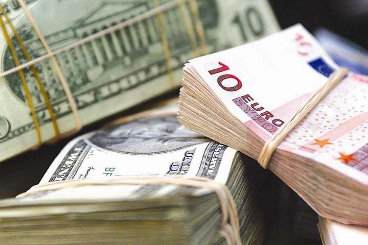 Курс валют: долар у столичних обмінниках впав нижче 27 гривень