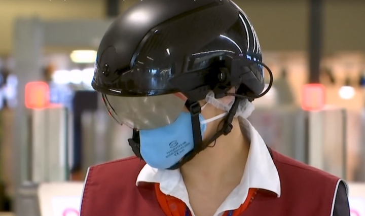 В аеропорту Рима тестують шолом, який вимірює температуру у натовпі 