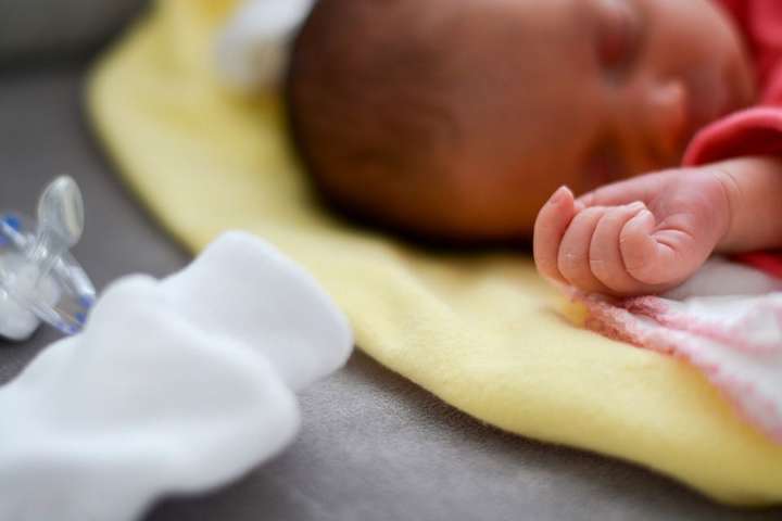 Скандал з сурогатним материнством: в одного з немовлят виявили коронавірус